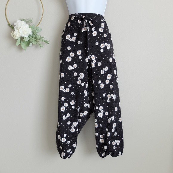 torrid Pants - Torrid Black Dot & Daisy Challis Capri Jogger Size 4